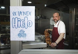 Alberto Martínez en su negocio de pollos asados de Valladolid.