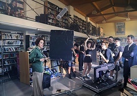 La actriz María Casado y el equipo técnico durante el rodaje de una escena.