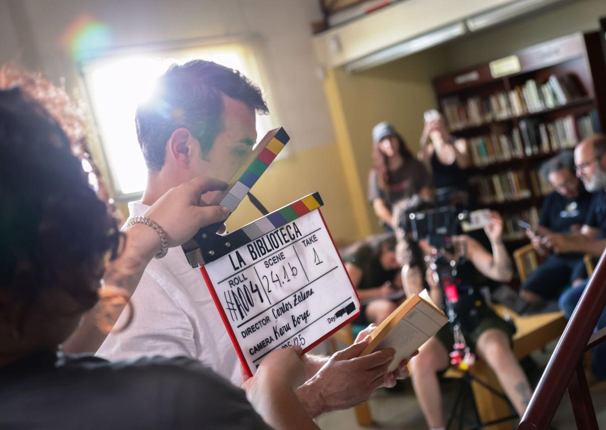 Imagen secundaria 1 - El actor Dani Muriel con el director Carlos Zalama y el productor ejecutivo Héctor Valero (arriba) y en otras dos escenas.