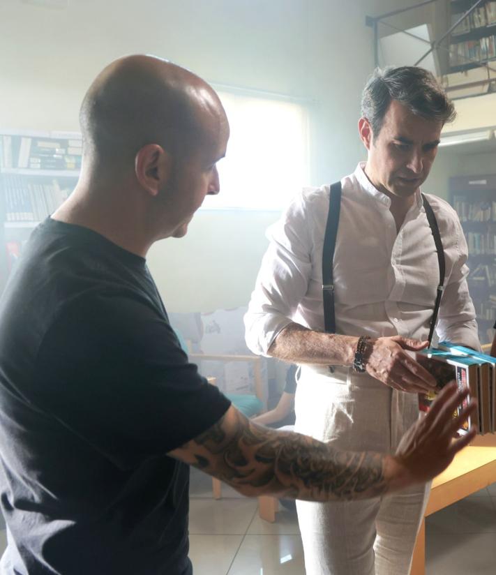 Imagen secundaria 2 - El actor Dani Muriel con el director Carlos Zalama y el productor ejecutivo Héctor Valero (arriba) y en otras dos escenas.