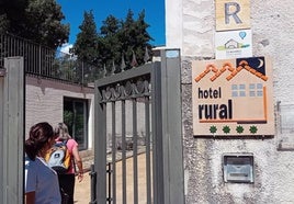 Turistas acceden a un hotel rural de la provincia de Segovia en una imagen de archivo.