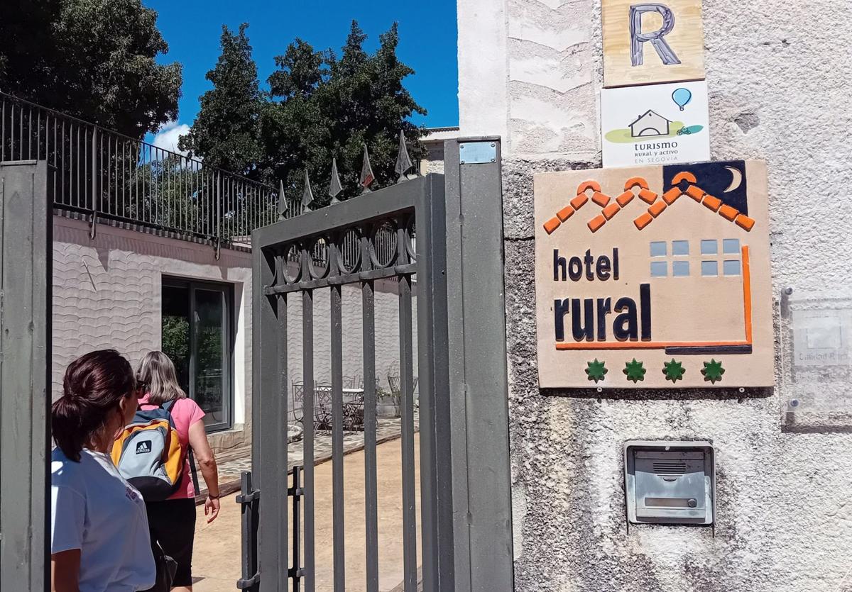Turistas acceden a un hotel rural de la provincia de Segovia en una imagen de archivo.