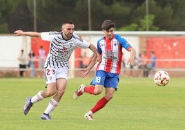 Ferreras pelea por el balón con un rival del Mirandés B la pasada semana.