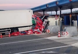Camión estrellado contra el muro del peaje.