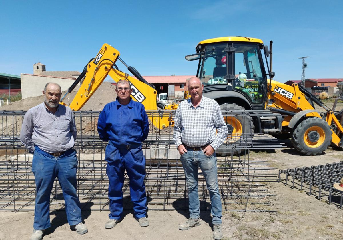 Los hermanos Luciano, Alejandro y Emilio en una de las obras donde trabajan.