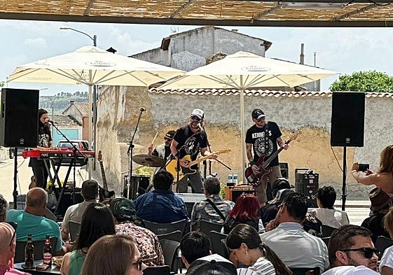 Concierto del estadounidense Frank Meyer en la sesión vermut del Aldearock Festival.