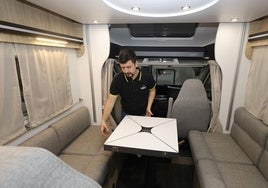 Jorge Martín, de Caravaning Palencia y Caravanas Valladolid, muestra el equipamiento interior de un vehículo.