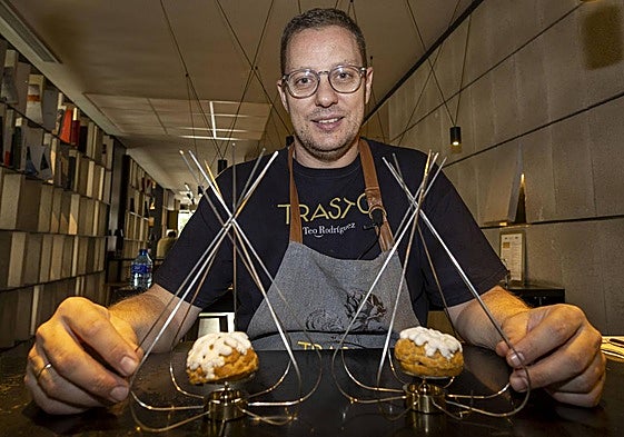 Teo Rodríguez, vigente campeón del Concurso Internacional de Tapas y Pinchos, con la 'Pelusa Brava' con la que participa en el Concurso Provincial de Valladolid 2025.