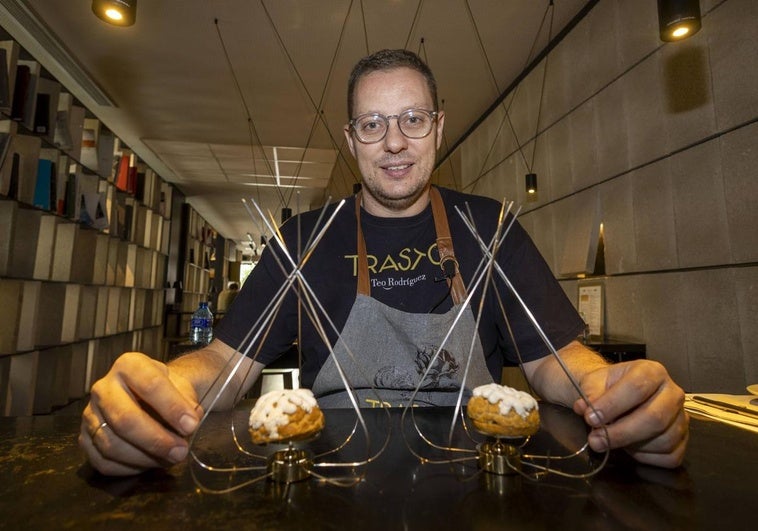 Teo Rodríguez, vigente campeón del Concurso Internacional de Tapas y Pinchos, con la 'Pelusa Brava' con la que participa en el Concurso Provincial de Valladolid 2025.
