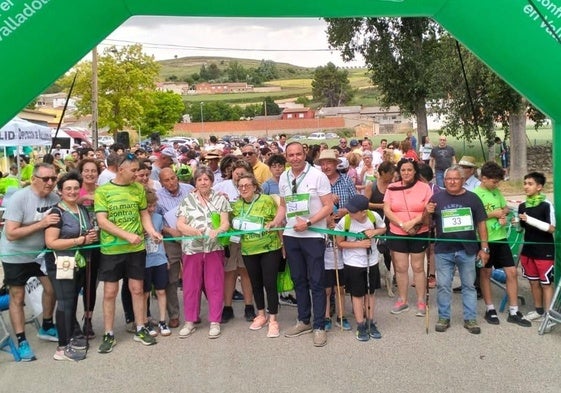 Salida de la cuarta edición de la Marcha contra el Cáncer en Fombellida.