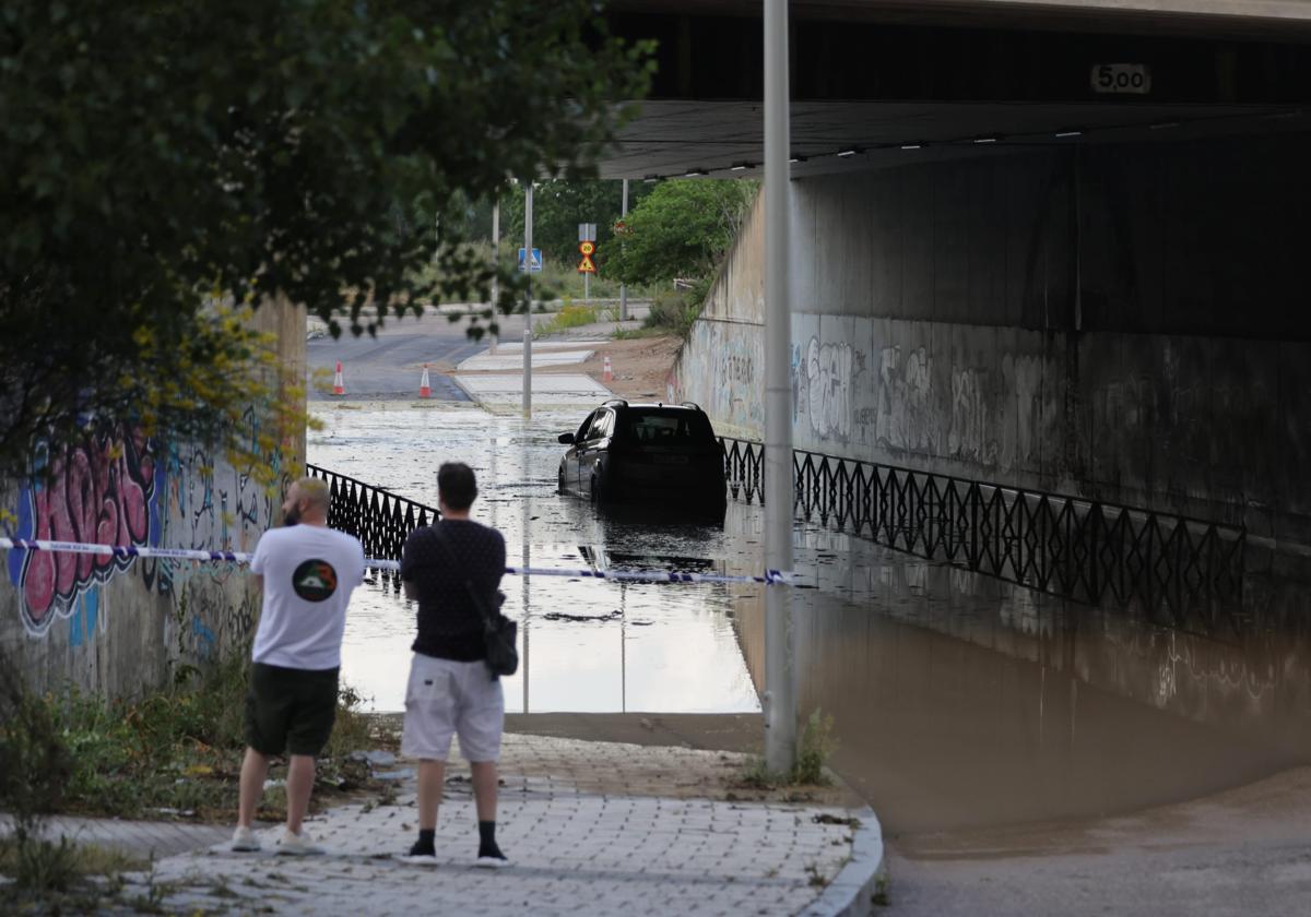 Un vehículo con dos ocupantes que han tenido que ser rescatados por los bomberos en el túnel de la Galana.