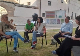 Contertulios y público participante en uno de los diálogos de las jornadas vecinales 'Cultivando miradas'.