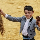Izan Alonso, con tan solo 14 años, con las dos orejas y el rabo.