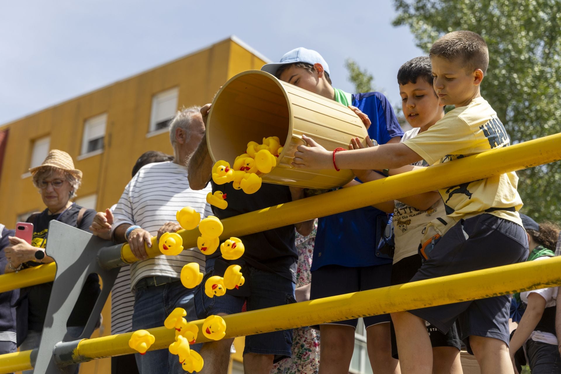 Carrera de patitos de goma solidaria en el Esgueva