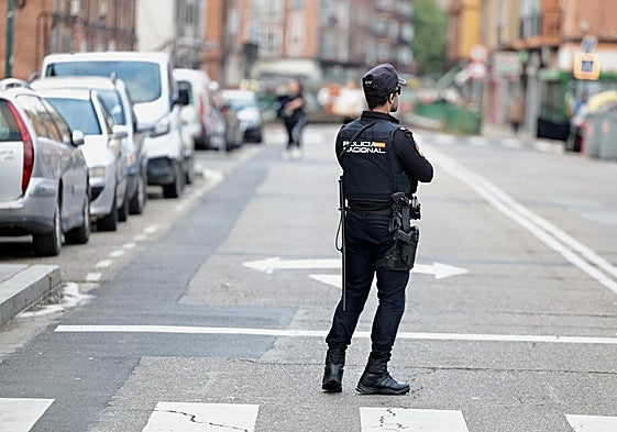 Un agente de Policía Nacional, en la calle Cigüeña, en Pajarillos.