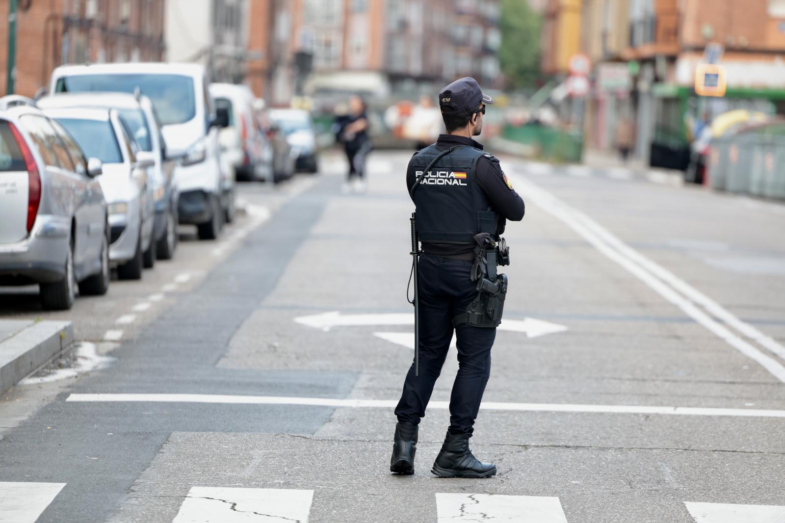 Un agente de Policía Nacional, en la calle Cigüeña, en Pajarillos.