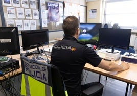 Diego Sacristán, inspector jefe de la UCRIF, en la oficina del grupo en Valladolid.