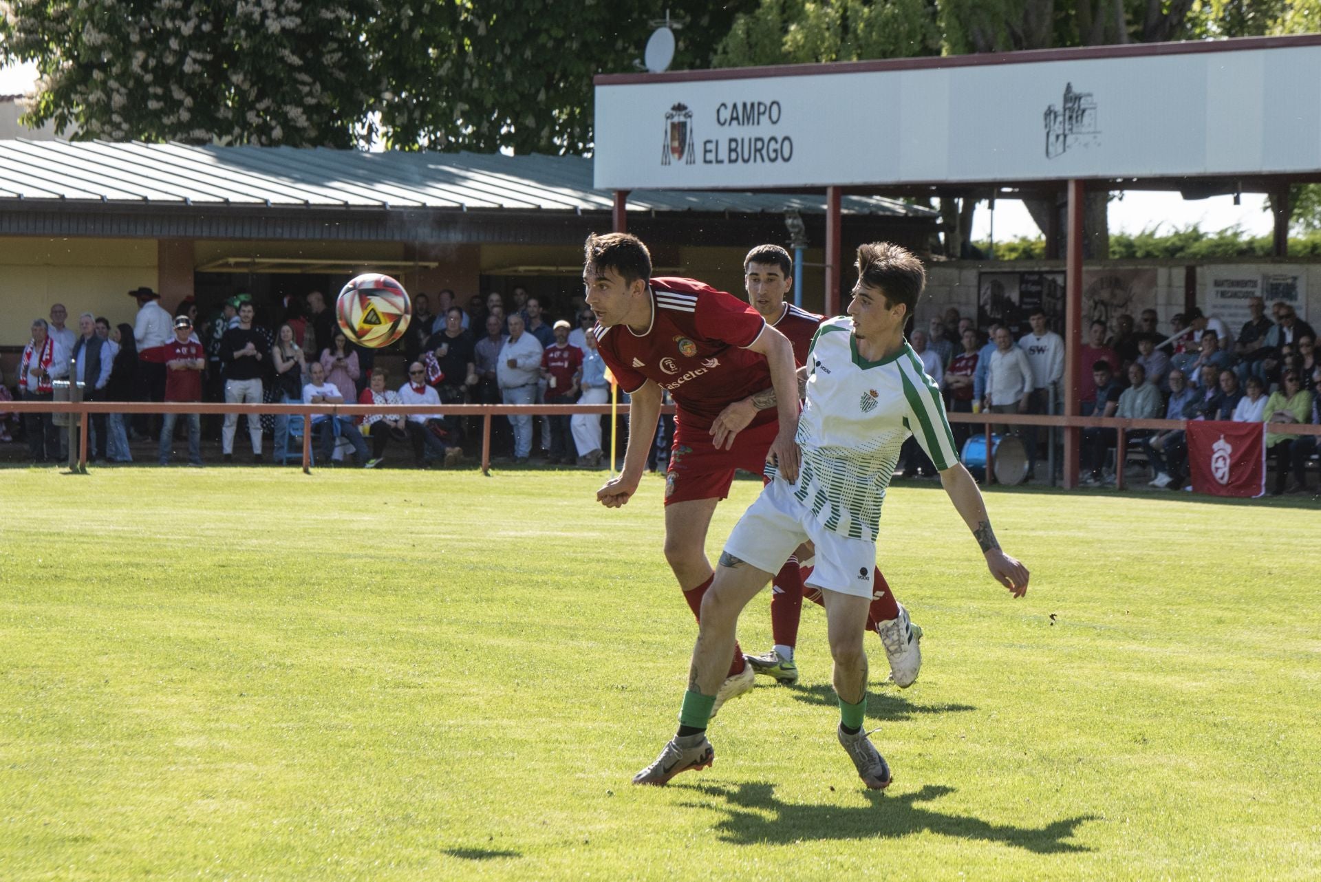 Jugada del partido entre el Turégano y el Betis en el último 'play-off' de ascenso.