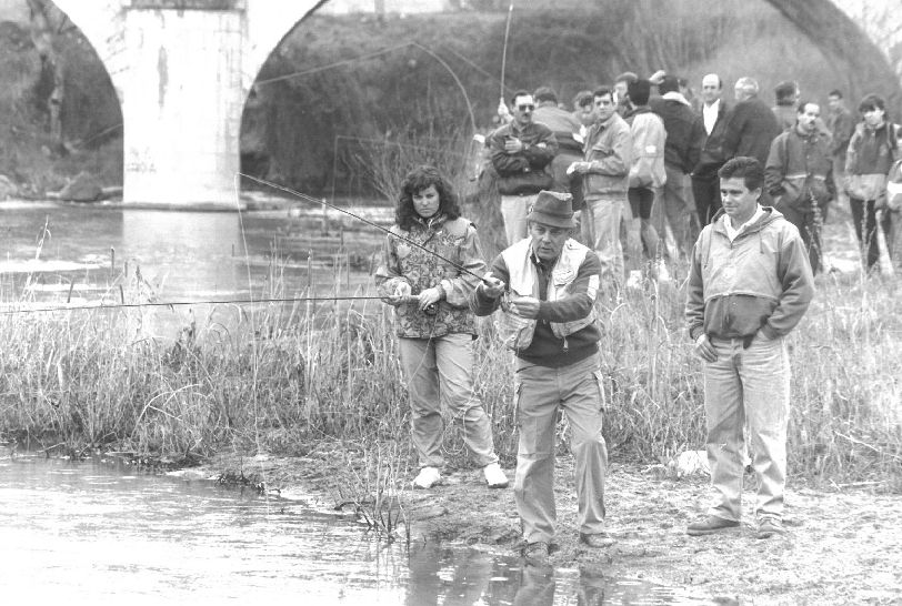 Pescadores utilizan la técnica de la mosca seca en el Cega. 15 de marzo de 1993.