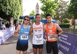 El podio de la prueba masculina: Rubén Sanz (Vicky Foods), escoltado por Samuel Mateos (Triatlón Laguna de Duero) y Yahya Laarich (Campo Grande).