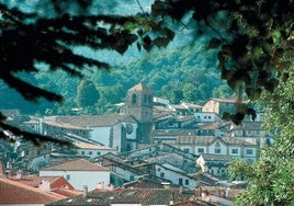 En la vista panorámica de Candelario destaca la silueta de la iglesia de Nuestra Señora de la Asunción.