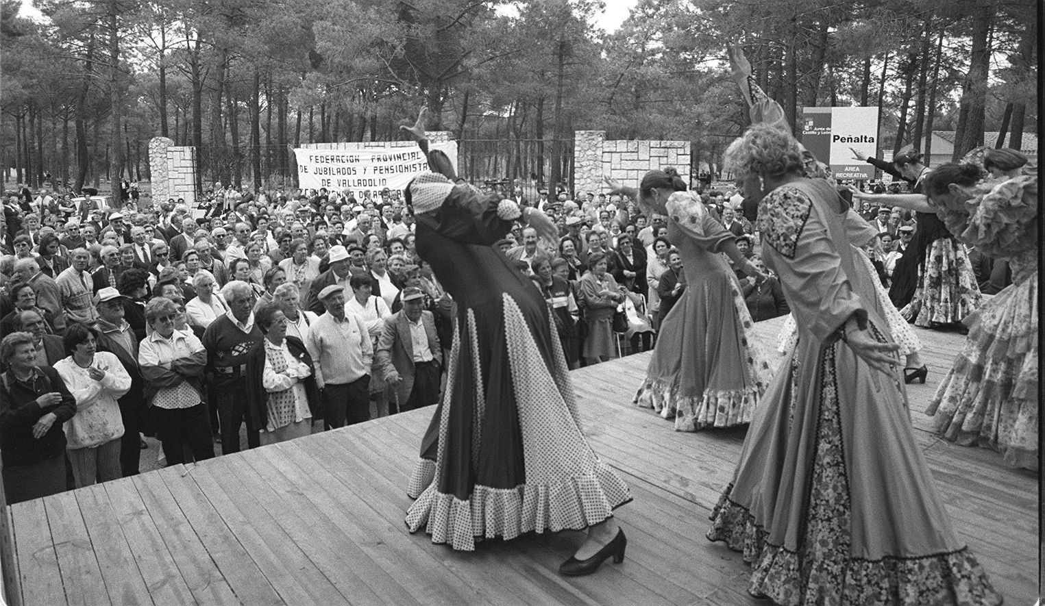 Jubilados asisten a una actuación de sevillanas en el área de recreo La Peñalta de Viana de Cega durante el IV Día de Convivencia de las Asociaciones de Personas Mayores. 28 de abril de 1998.