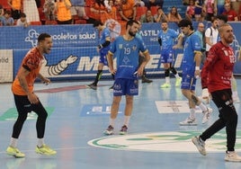 Miguel Martínez y Pedro Martínez, que jugaron su último partido en Huerta, lamentan la derrota ante la alegría cántabra.