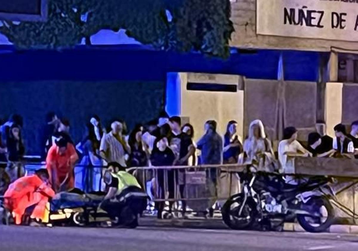 Los sanitarios atienden al herido por el accidente en el paseo de Isabel la Católica.