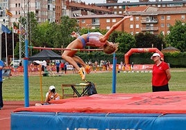 La palentina Aitana Alonso, segunda en la prueba de salto de altura femenino, en uno de sus intentos.