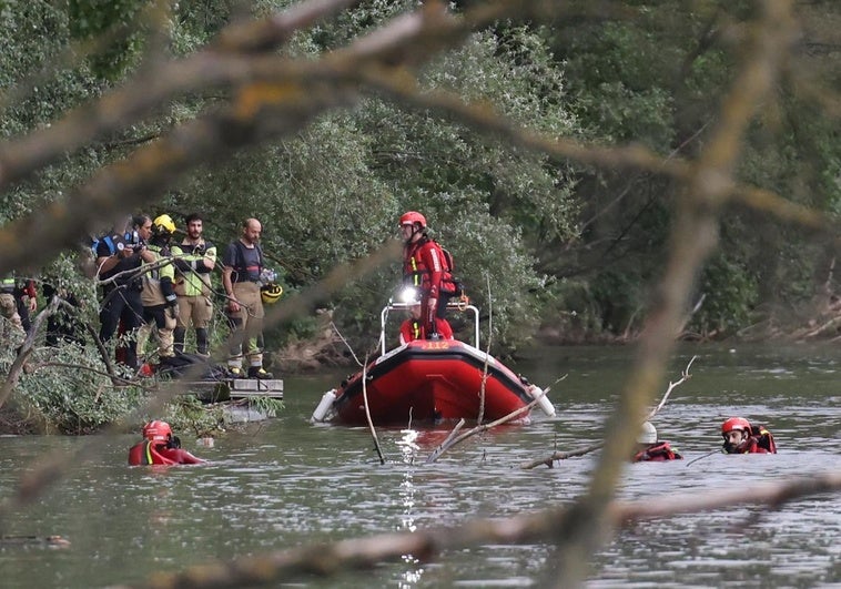 Personal movilizado en el río Pisuerga esta tarde.
