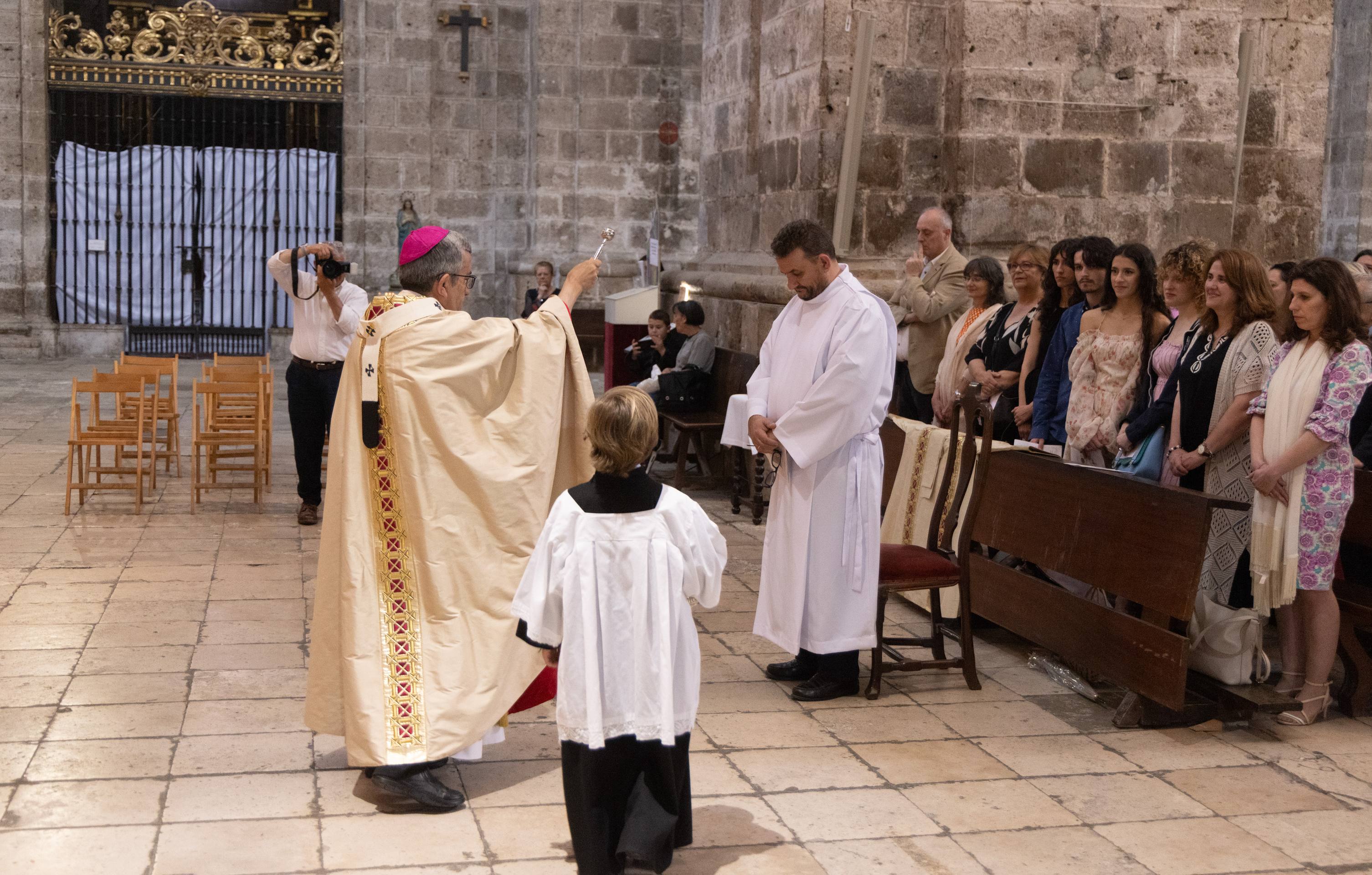 La ceremonia de ordenación de dos nuevos diáconos, en imágenes