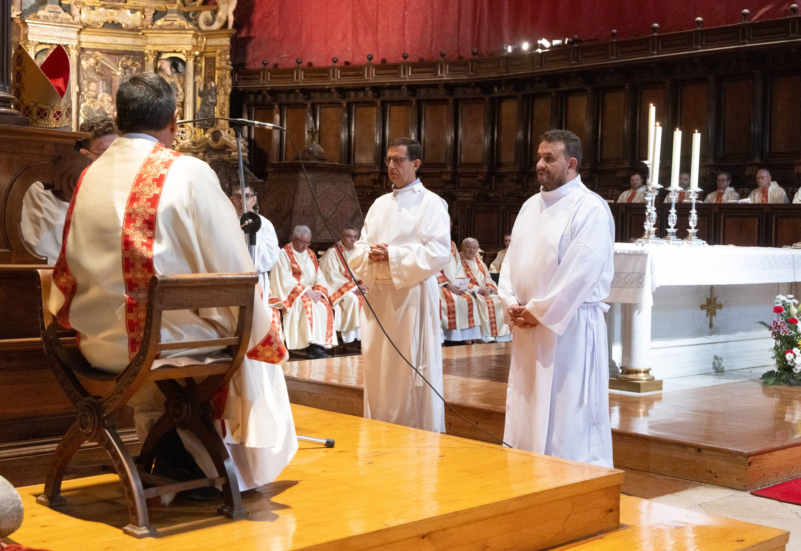 La ceremonia de ordenación de dos nuevos diáconos, en imágenes