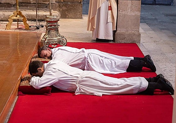 Los dos nuevos diáconos durante la ceremonia celebrada este domingo en la Catedral de Valladolid