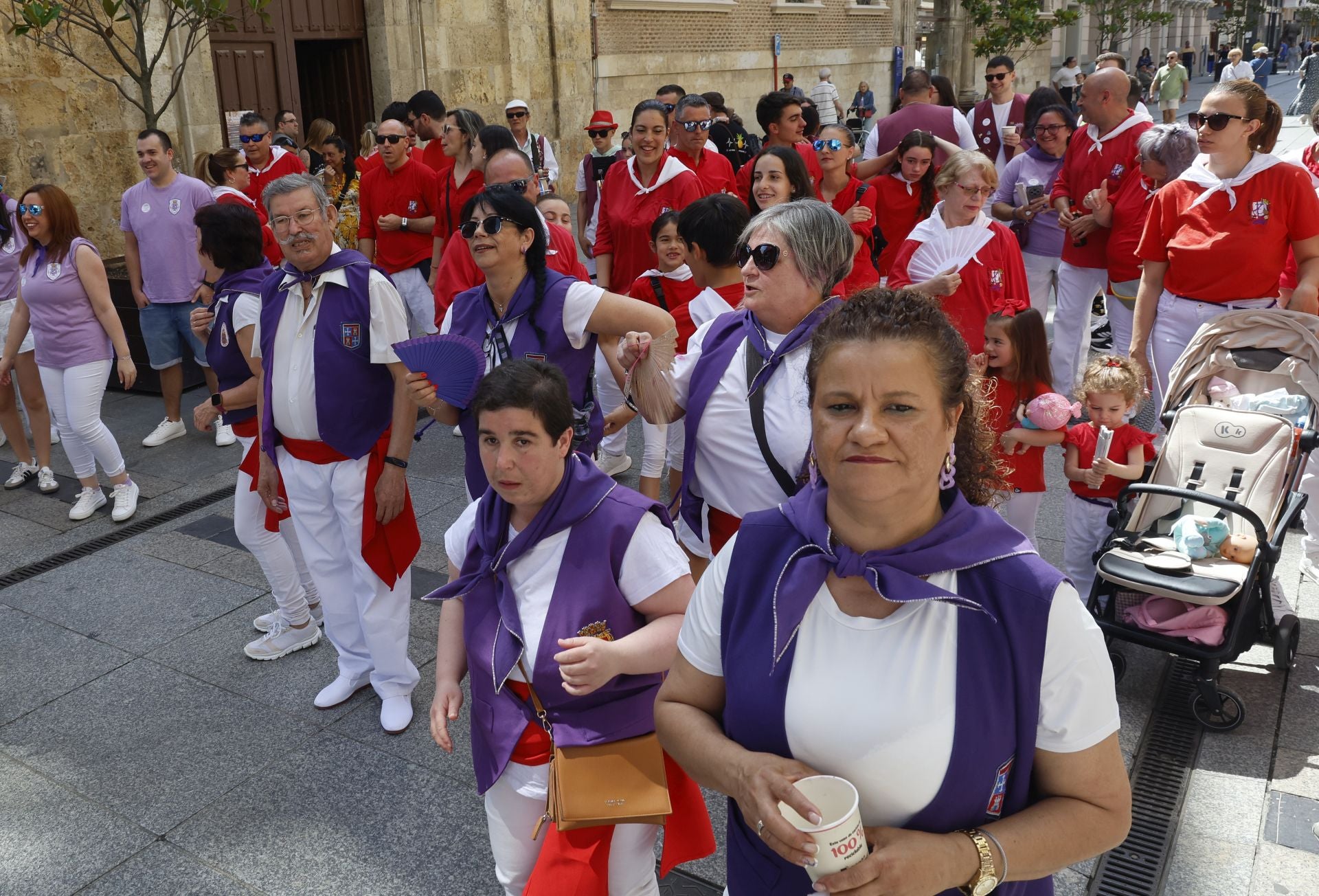 Las peñas ponen color a la Feria Chica