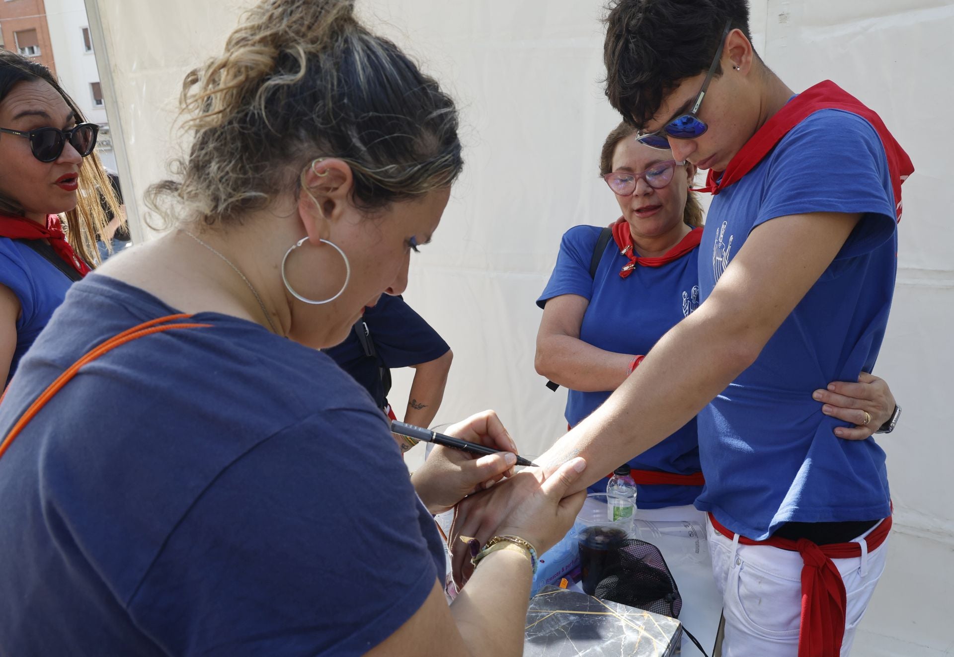 Las peñas ponen color a la Feria Chica