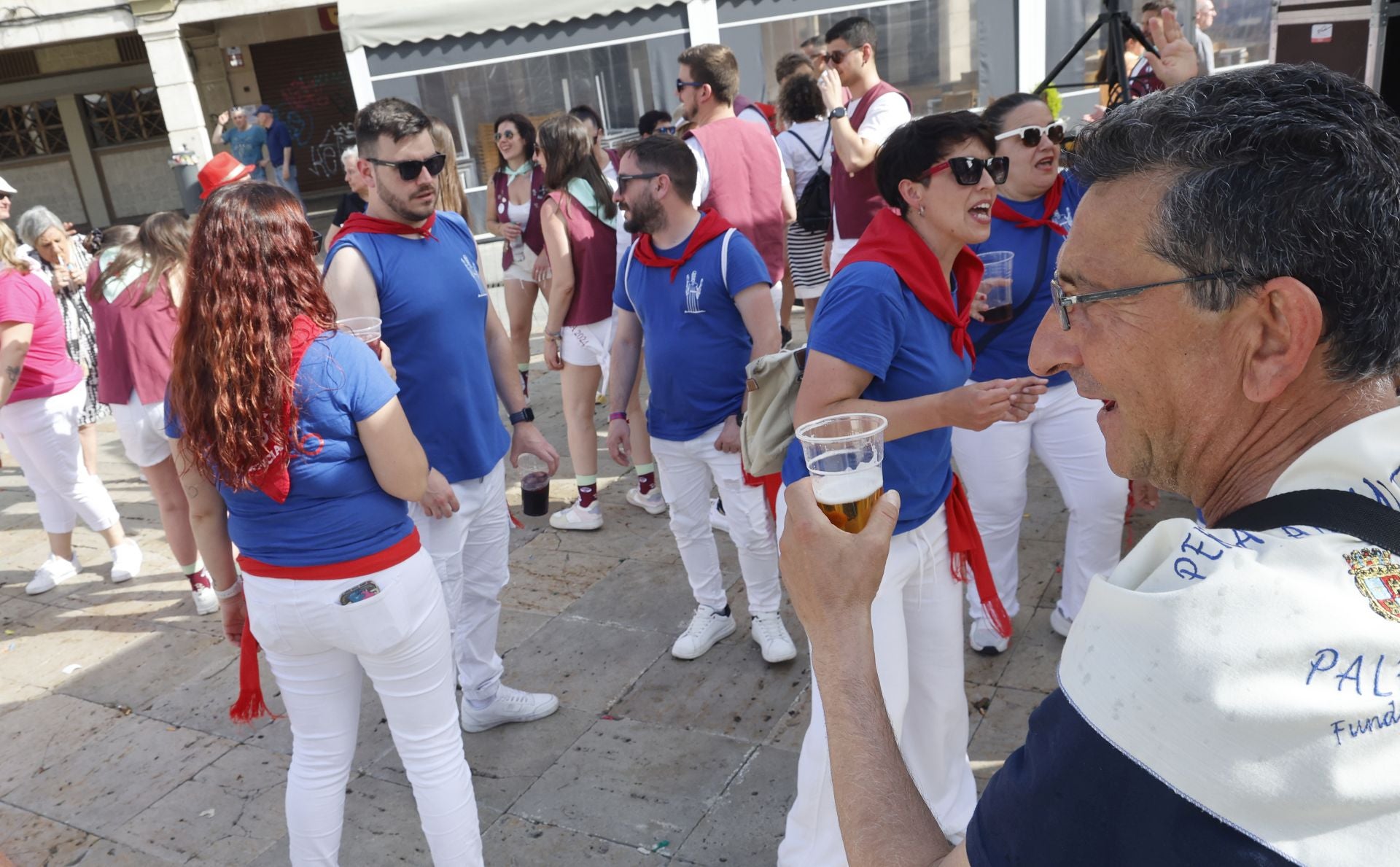Las peñas ponen color a la Feria Chica