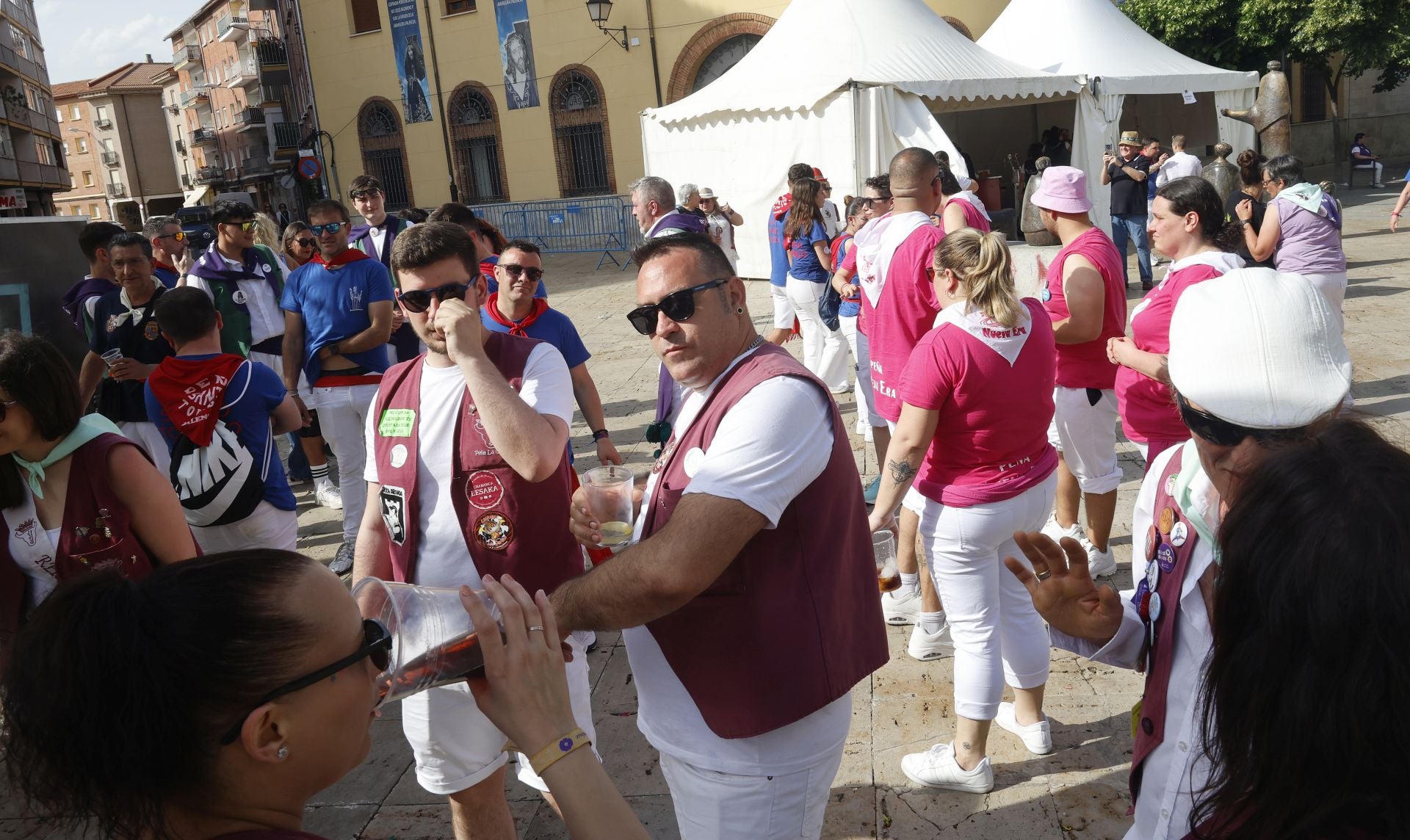 Las peñas ponen color a la Feria Chica