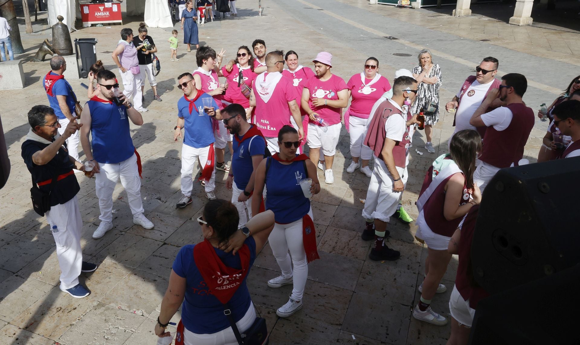 Las peñas ponen color a la Feria Chica