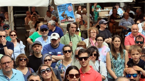 Usuarios del AVE y vecinos de Segovia protestan contra la supresión de paradas.