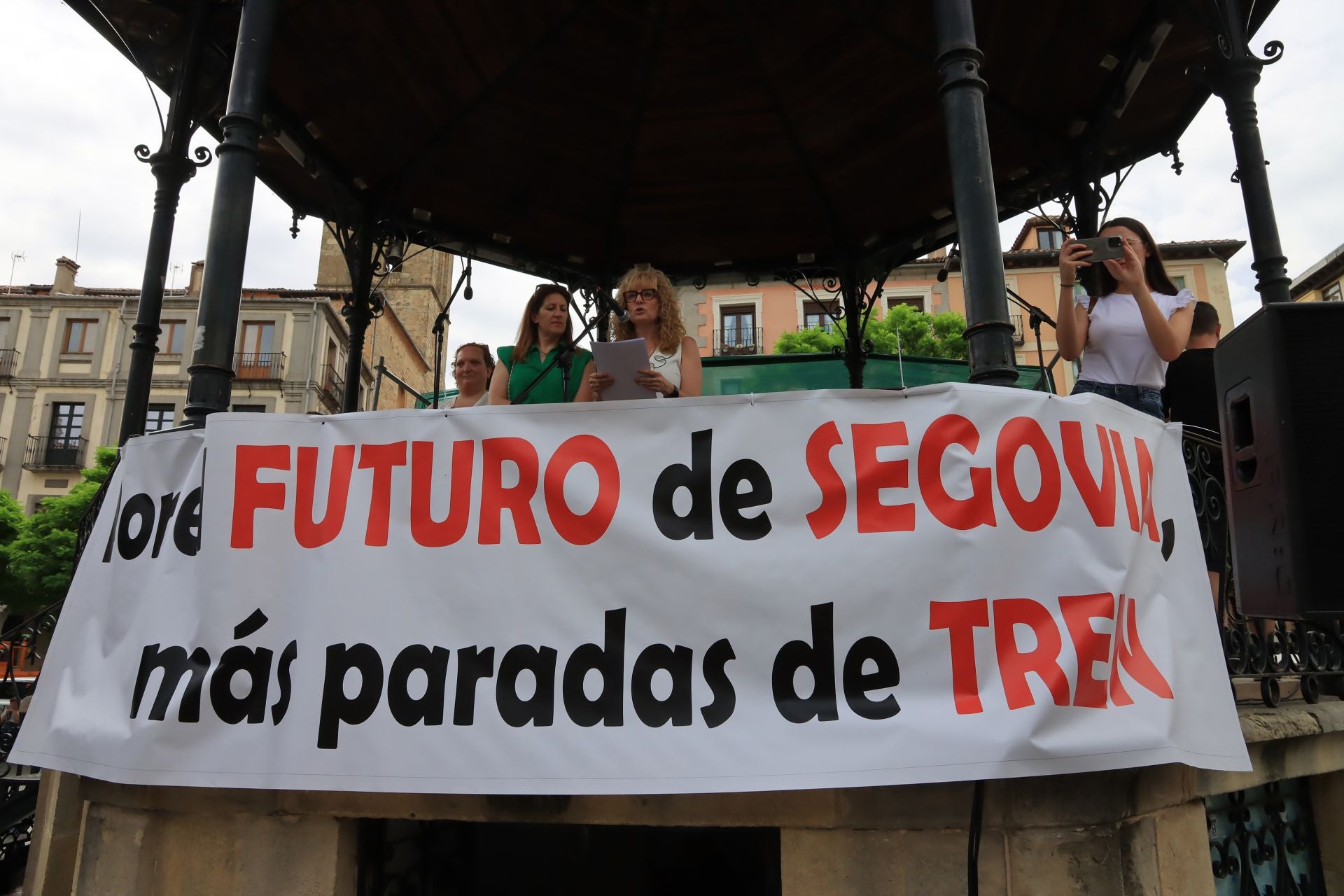 Fotos de la protesta en Segovia contra la supresión de paradas del AVE