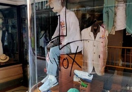Pintada en el escaparate del comercio de la Calle Real de Segovia.