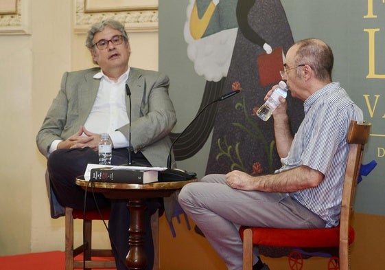 Juan Manuel de Prada y Fermín Herrero, en la Feria.