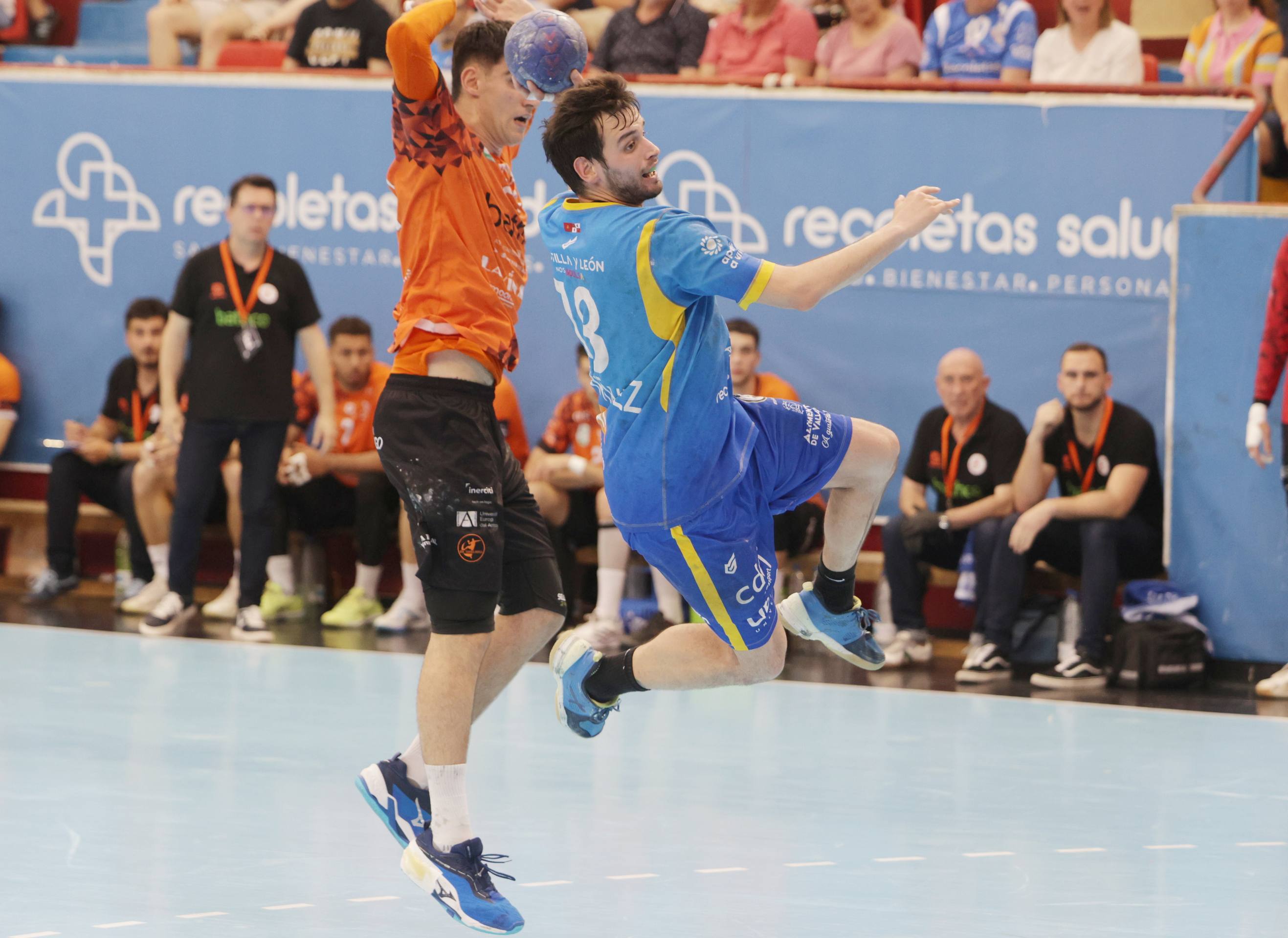 La derrota del Recoletas en Huerta del Rey ante Torrelavega, en imágenes