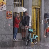 Los vallisoletanos se resguardan de la lluvia en la tormenta del pasado viernes.