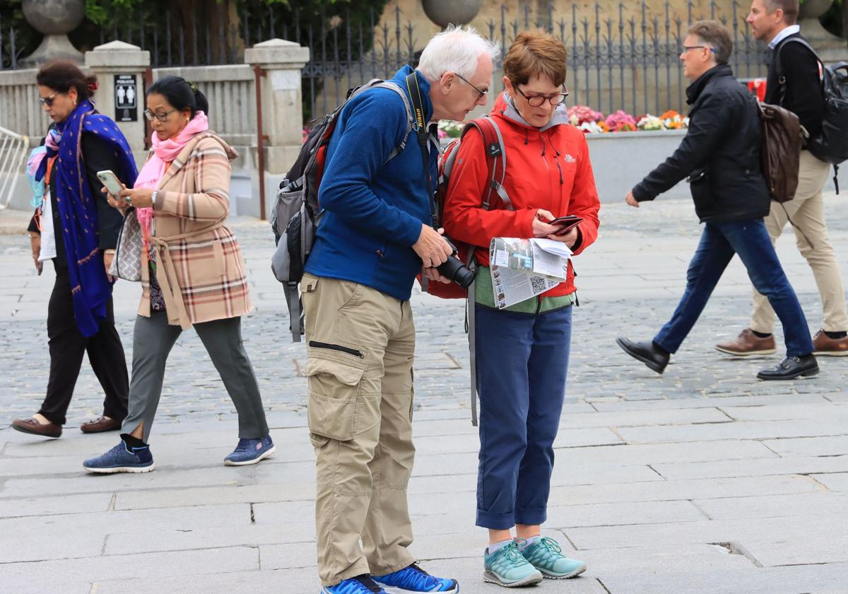 Una pareja de turistas, en la Plaza Mayor de Segovia.