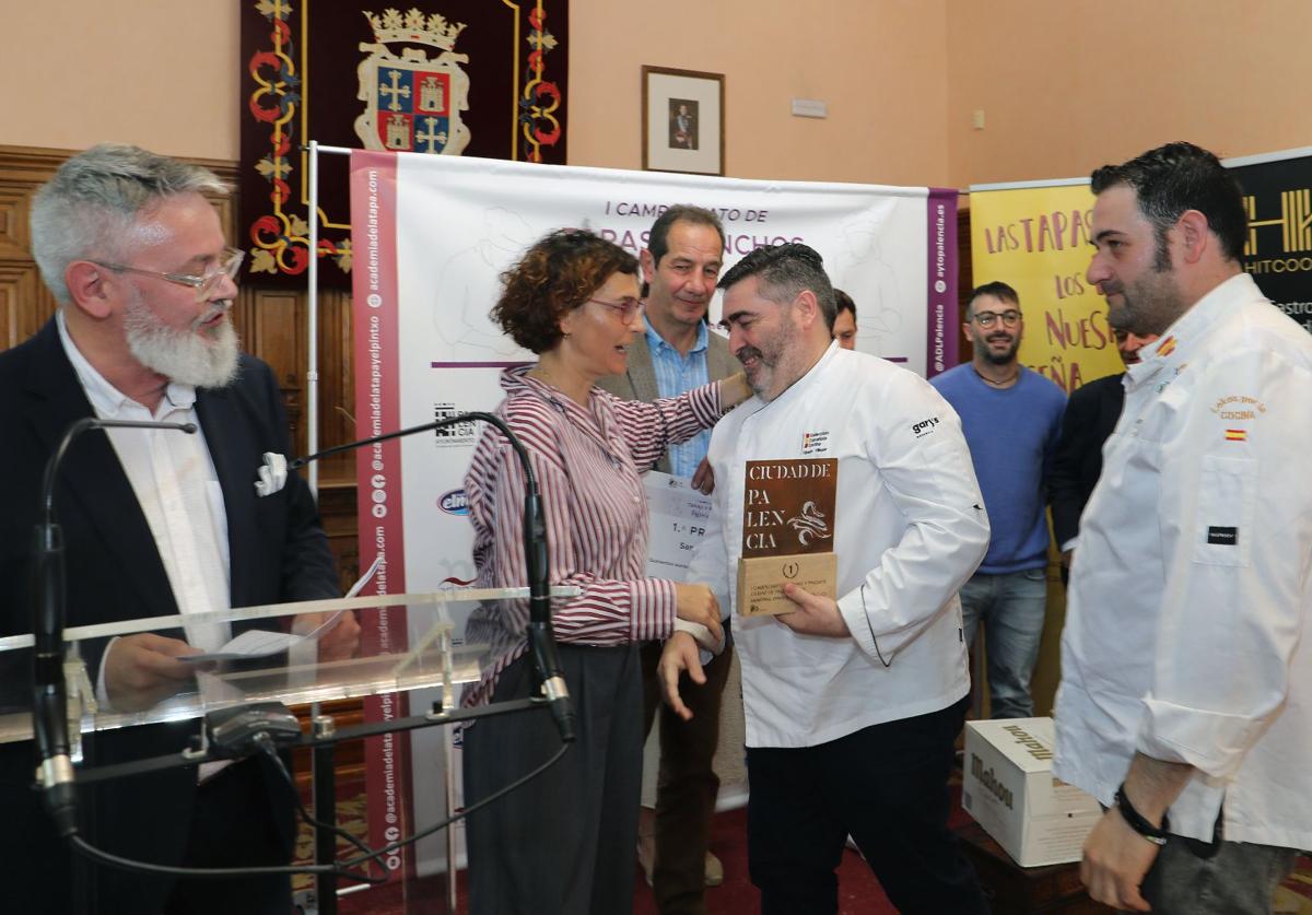 Alberto Villegas, ganador del concurso, recibe este lunes el trofeo de manos de la concejala Judith Castro en el Ayuntamiento.