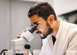 Álvaro Curiel, en el laboratorio.