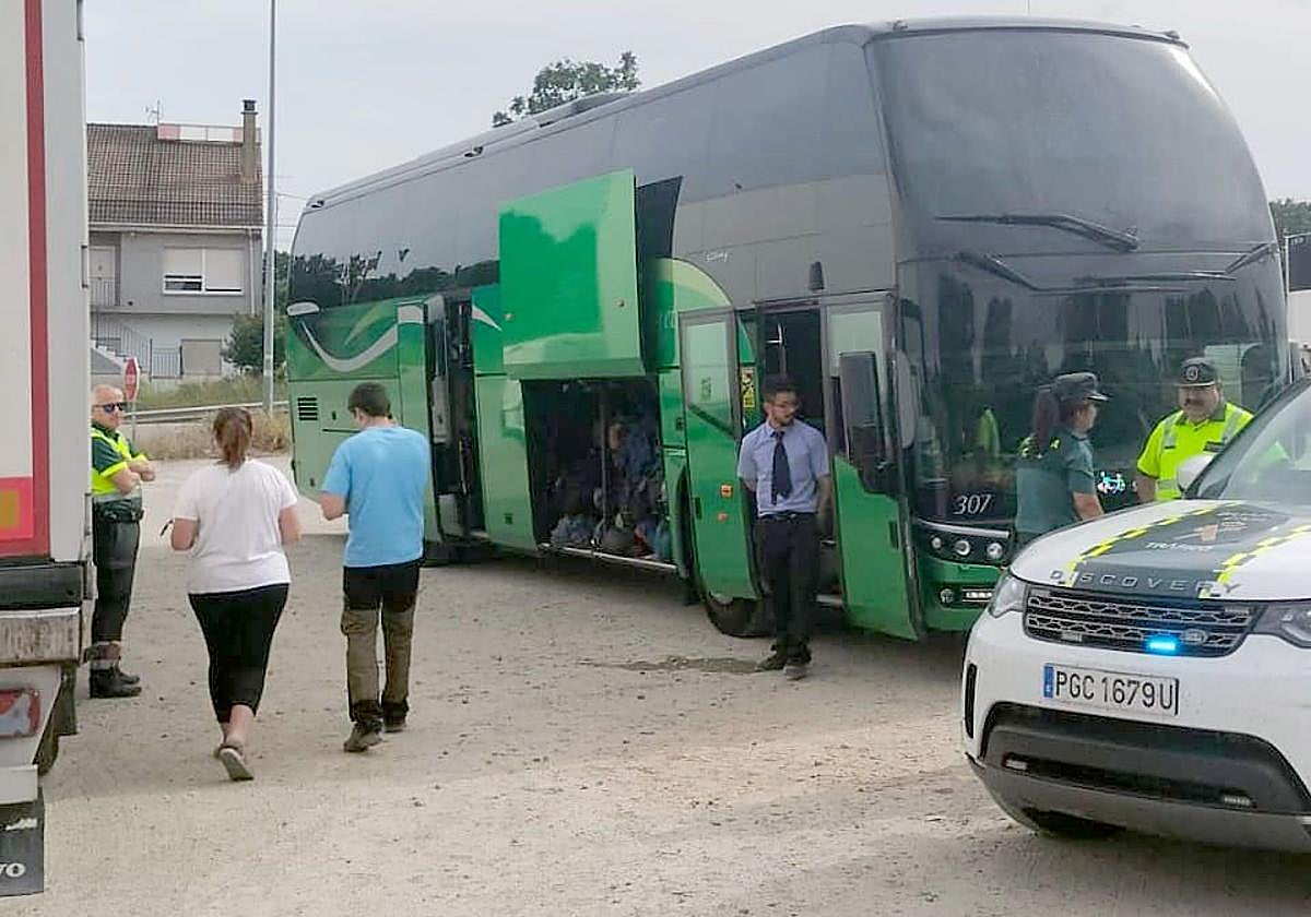 Tres alumnos de un grupo de 69 que viajaban por la N-525 tienen que ser atendidos por un golpe de calor en Mombuey.