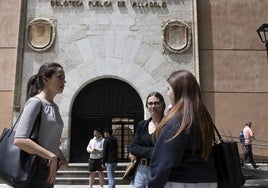 La salida de la biblioteca de Castilla y León, con estudiantes que se preparan la PAU.