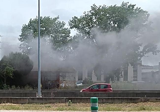 Humareda al inicio del incendio en el interior de la caseta del Canal del Duero.